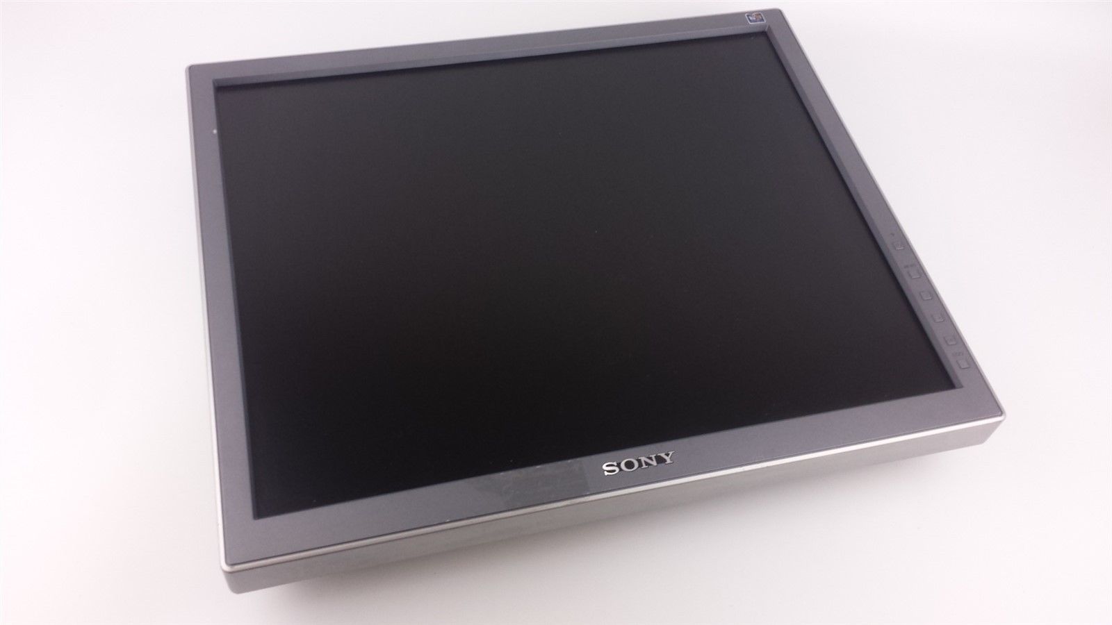 Sony SDM-S95A LCD Computer Display Monitor 19" w/ Power & VGA Cord No Stand